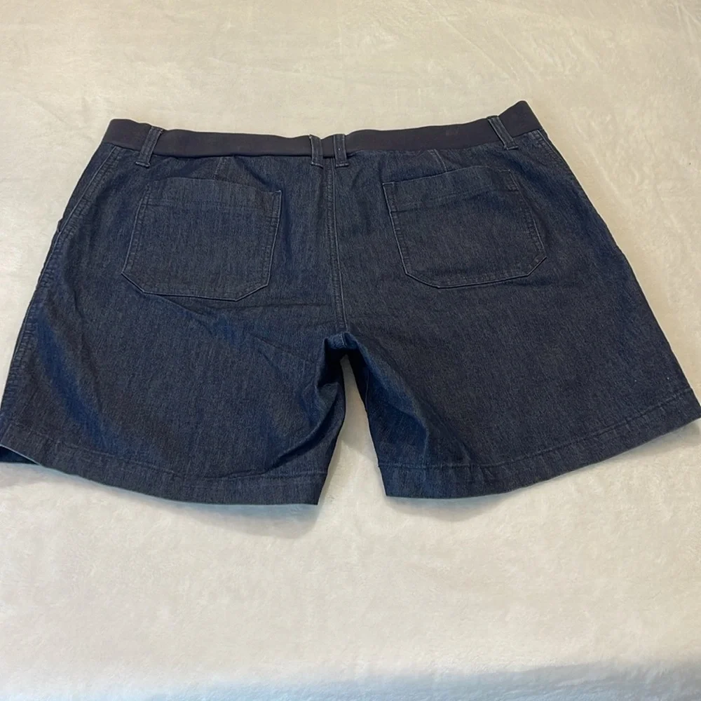 LEE REG FIT BERMUDA MIDRISE Women's Denim Shorts - SIZE 40 INCH WAIST